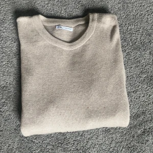 Zara sweater - Tjena, säljer min sweatshirt från Zara då den inte kommer till användning. Den är i toppen skick. pm✉️ för bilder mm