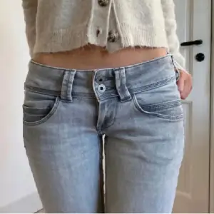 Jätte fina gråa lågmidjade jeans🤩! Köpte dom nya för 1189kr. Har använt dom max 3 gånger. Dom första två bilderna är inte mina utan visar bara hur dom ser ut på!💕Vid intresse kan jag skicka mer bilder. Passar perfekt om man har långa ben💗!!