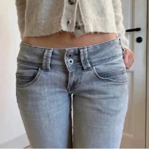 Pepe Jeans - Jätte fina gråa lågmidjade jeans🤩! Köpte dom nya för 1189kr. Har använt dom max 3 gånger. Dom första två bilderna är inte mina utan visar bara hur dom ser ut på!💕Vid intresse kan jag skicka mer bilder. Passar perfekt om man har långa ben💗!!