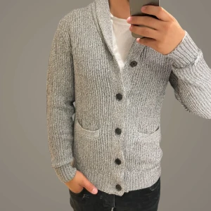 Cardigan tröja  - Säljer denna riktigt snygga tröjan perfekt till hösten. Vid frågor och funderingar skriv gärna! 