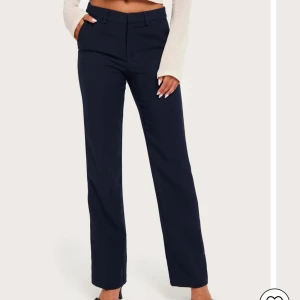 Kostymbyxor Nelly  - Kostymbyxor från Nelly i modellen ”Low Waist Straight Leg Pants”. Storlek 32, färg: dark blue. Nypris: 500kr. Använd fåtal gånger så är i nyskick. 