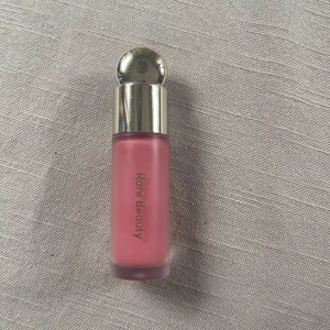 RARE BEAUTY Soft Pinch - Liquid Blush - RARE BEAUTY Soft Pinch - Liquid Blush i färgen Happy. Använd ca 6 gånger. 