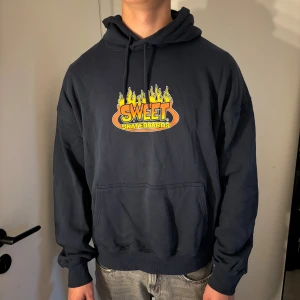 Sweet skateboard  - Hej säljer nu denna hoodie som aldrig blivit använd åt min bror🤍