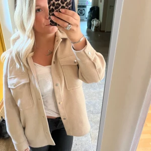 beige kappa - Superfin kappa från zara, perfekt inför hösten💞älskar denna kappa, strl XS men passar nog S och M också!! Inte alls använd mycket och i jättebra skick