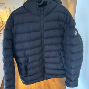 Colmar jacka - Mycket fin och exklusiv Colmar jacka. Köptes förra året men sitter lite för tajt på mig. Är storlek 54 vilket motsvarar L/XL men jag skulle säga mer åt L hållet. Använd kanske 10 gånger så den är i mycket bra skick. Nypris ligger på cirka 5500kr