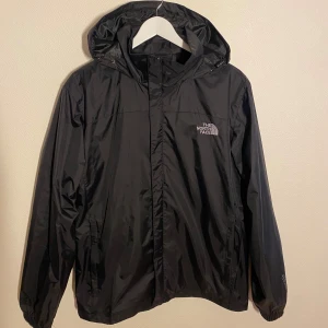The north face jacka  - The north face jacka i nyskick, knappt använd. Går att gömma luvan samt spänna åt där nere. Storlek XL men passar mer M/L. Skick 10/10. Pris går att diskutera✅