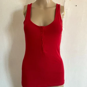 Rött linne med knäppning framtill - Inget att anmärka på 