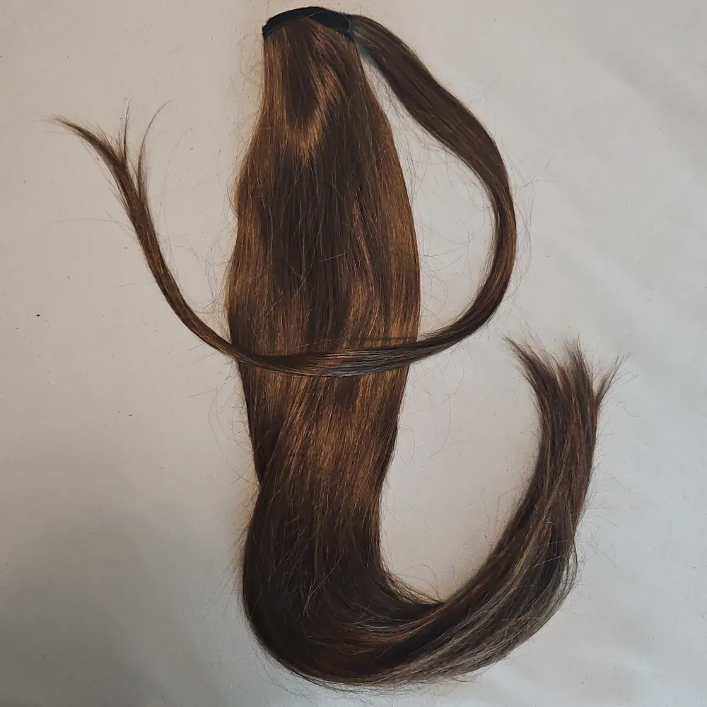 En super fin, tjock ponytail som är 60cm lång, går att platta/locka på 180c° färg - mellanbrun Använd 1 gång Man kan få bättre bilder på färgen om så önskas.. Skönhet.