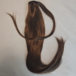 Ponytail - En super fin, tjock ponytail som är 60cm lång, går att platta/locka på 180c° färg - mellanbrun Använd 1 gång Man kan få bättre bilder på färgen om så önskas.