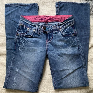 Jeans low waist  - Coola jeans som inte kommer till användning. Midjemått 35 cm rakt över, passar bäst på dig som är under 165 lång!