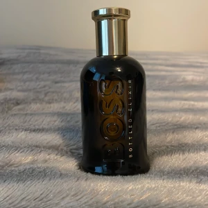 Hugo boss parfym - Hugo boss bottled elixir, sjukt god parfym. Väldigt lång lasting och är perfekt till vinter och höst. Säljer endast i 10ml sampels 