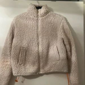 Teddy jacka från hm! - Väl använd men i bra skick, storlek xs men passar även s!