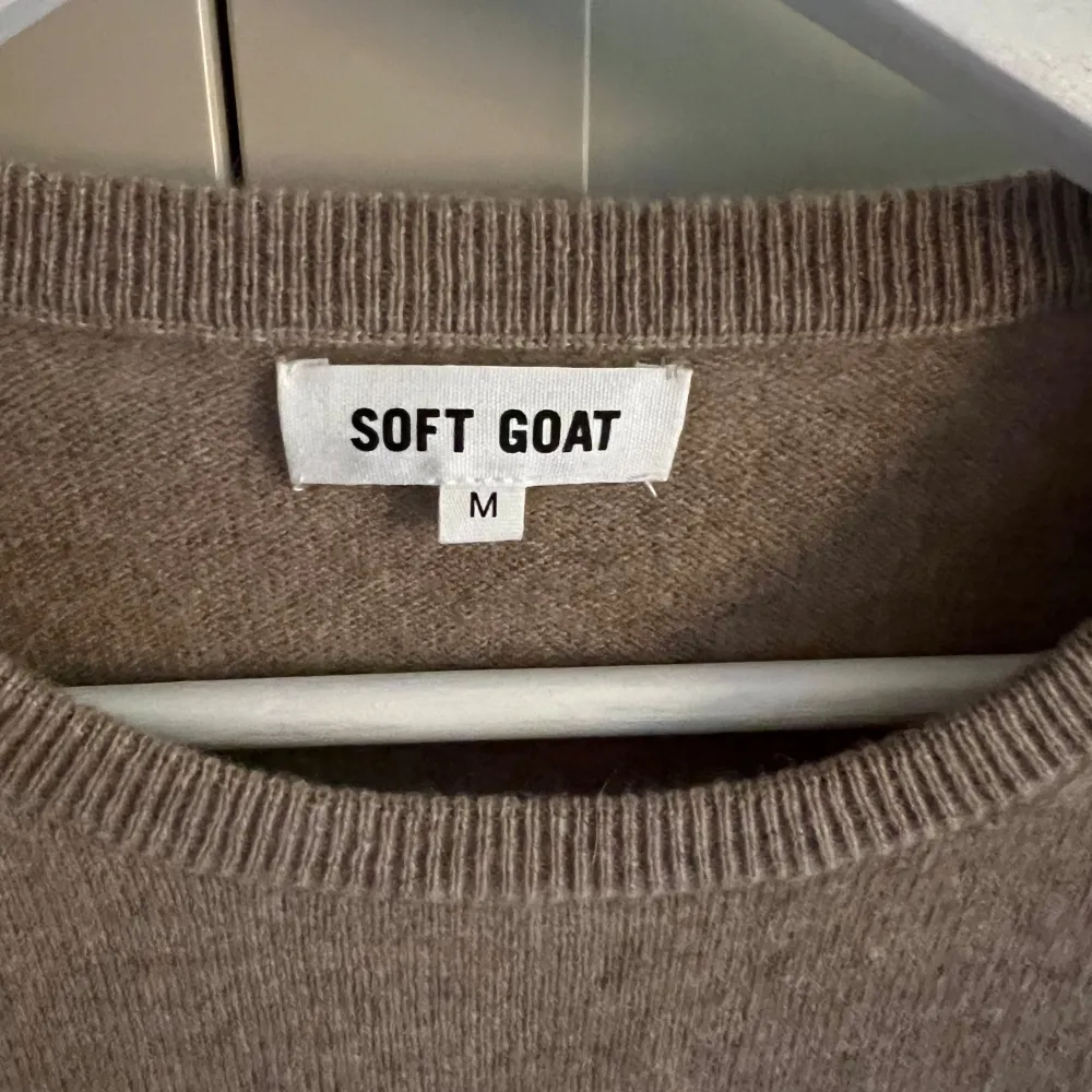 En helt ny stickad tröja från Soft goat! Var förliten på mig därav säljs vidare :). Storlek M men passar S också💕 nypris 2100kr. T-shirts.