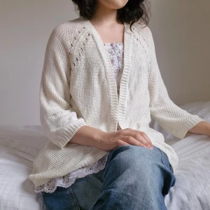 Crèmefärgad kofta - Öppen crèmefärgad kofta från H&M basic 🌸 Trekvartsärm, lös passform. Sparsamt använd, inga defekter!  Hör gärna av er vid frågor! 😊