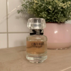 Givenchy L’interdit EDT - 35ml köpt på kicks. Använt ca 8/10 ml (se bild)