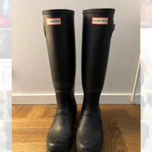 Hunter stövlar - Jättefina hunter gummistövlar! Tillkommande höga strumpor finns med💕 storlek 39. Jättefint skick ser nya ut! Köpta för 1400kr
