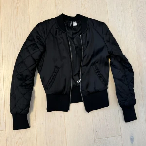 Svart quiltad bomberjacka från H&M  - Säljer H&Ms snygg svart quiltad bomberjacka. Jackan är sällan använd som ny. 
