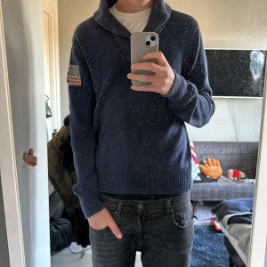 Stickad Ralph Lauren.  - Hej, nu säljer ja min stickade Ralp lauren tröja i storlek L. Använd fåtal gånger. Inga defekter elr liknande hör av er vid minsta fundering!(spegeln e smutsig inte tröjan)