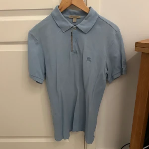 Burberry piké  - Säljer en Burberry piké i storlek s. Piken är i bra skick👍 om det är något ni undrar kontakta bara 