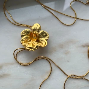 Risis guld halsband  - Jättefint blomhalsband i platerat guld. Man kan reglera vart blomman ska vara  Nypris är 1200kr. Köpare står för frakt. 
