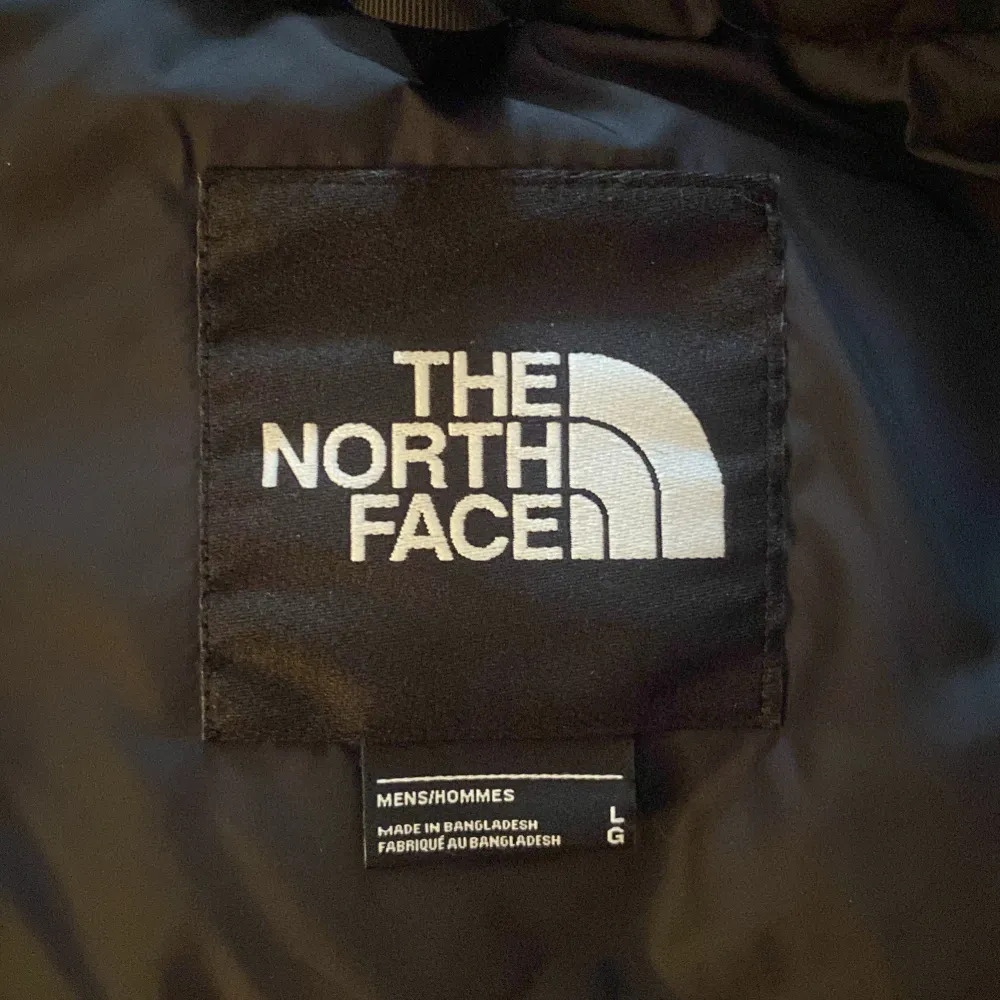 säljer en lila pufferjacka från The North Face. jackan är i storlek XL. den är väldigt stor och puffig och väldigt varm. Jackan är i perfekt skick och ser helt ny ut. köpte den förra året på zalando.. Takit.