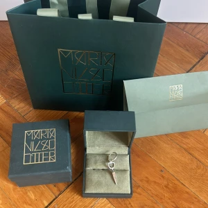 Säljer detta Maria Nilsdotter örhänge, allt på bilden får man med vid köp! Skicket är väldigt bra då de inte är så använt! - Jätte fint och nypris är 2295kr och jag säljer för 1500kr