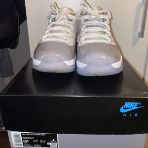 Jordan 11 low - Storlek 43, använt mycket men tagit hand om skorna. Kan sälja för billigare pris än annonserade vid snabb affär.