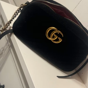 Äkta Gucci väska i velvet  som ny - Säljer nu min Gucci väska som inte kommer mycket till användning. Inga skador eller repor, som ny! sparsamt använt se bild ! 