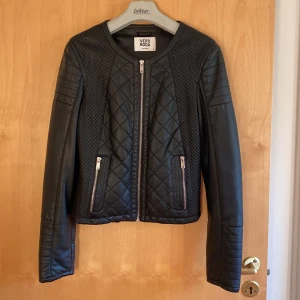 Svart skinnjacka (skinnimitation) - Svart skinnjacka (skinnimitation - ej äkta skinn).