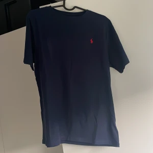 T-shirt - Aldrig använd pga för stor. Stolek 160 (14-16). Skriv för mer information :)