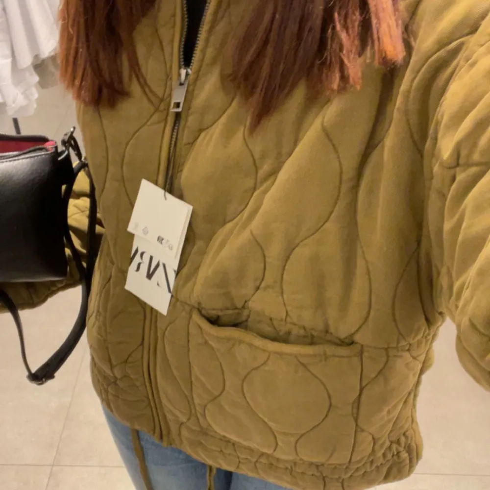 Quiltad jacka från Zara, slutsåld färg. Fint skick bortsett från en mindre defekt. Storlek S men passar flera?  OBS lappen är ej kvar, nypris 850 kr. . Takit.