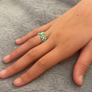 Ring ä⚡️💕 - Enkrona med gröna blomman på⚡️💕