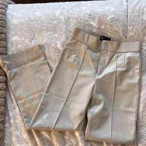Zara skinnbyxor - Beiga skinnbyxor från Zara i storleken Medium. Passar även Small. Ankel lång och utsvängda på slutet. 