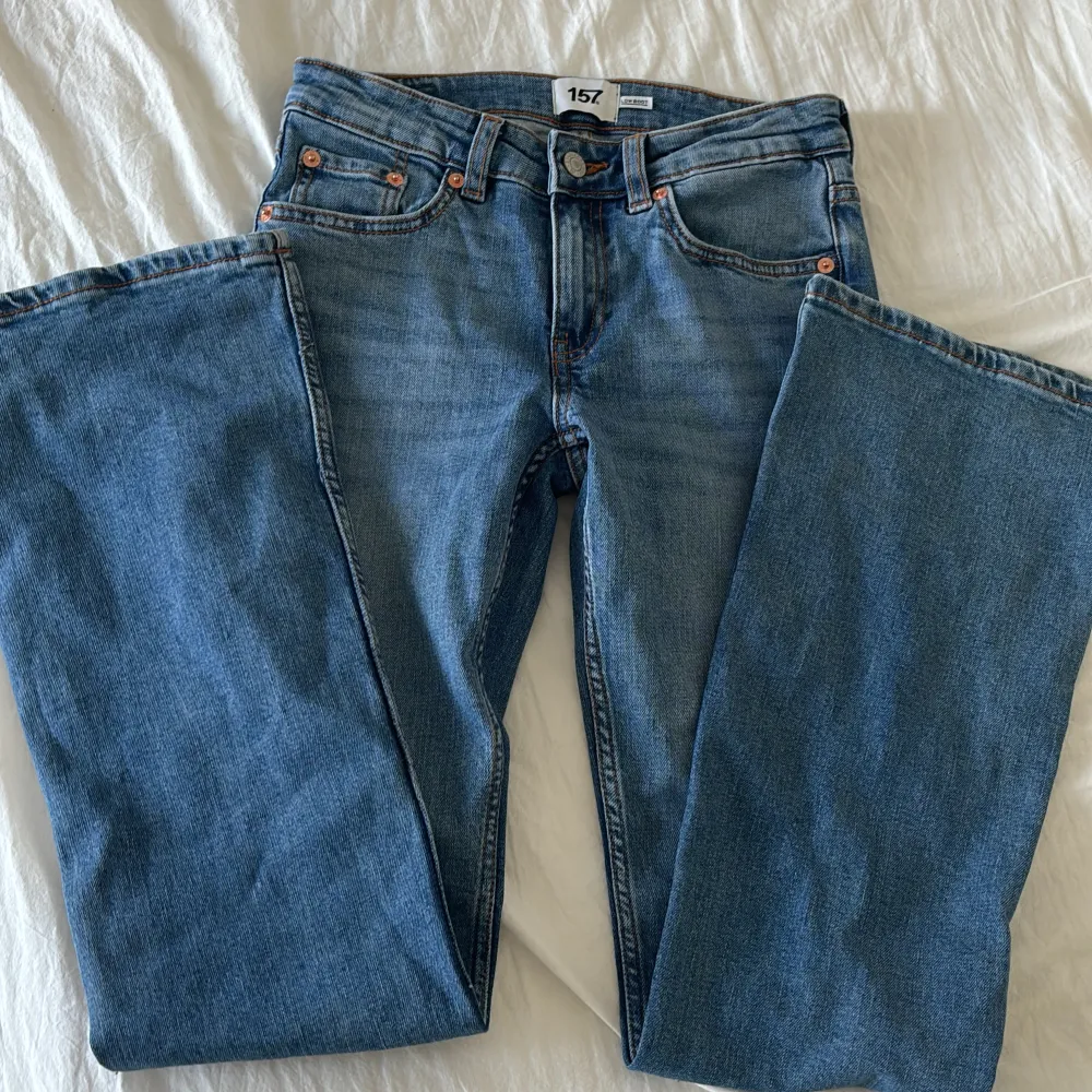 Low boot jeans i storlek xs ifrån lager 157 i bra skick, använda en gång och vill sälja för dom är för små.. Jeans & Byxor.