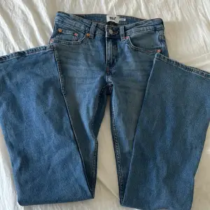 Low boot jeans i storlek xs ifrån lager 157 i bra skick, använda en gång och vill sälja för dom är för små.