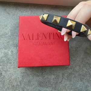 Valentino armband  - Säljer nu mitt super fina valentino armband då jag inte använder guld längre! Har äktahetsbevis också! Ordinarie pris 2945kr men säljer mitt för 2000kr💞💞