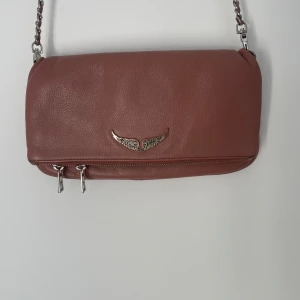 Zadig väska 🎀 - Intressekoll på min supersöta Zadig väska 🫶🏽🎀 Storlek M  Endast det långa axelbandet! Superfint skick!  Köpt här på Plick💕