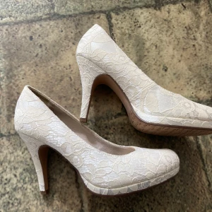 Finskor - Storlek 38. Nya, endast provade. Smala.