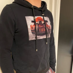 Limitato hoodie - Snygg limitato hoodie med najs tryck. Köpt på NK för några år sedan för 4000kr. 9/10 skick säljes pga för liten. Pris ej hugget i sten!