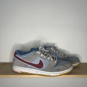 Nike dunk sb phillies  - Mycket snygga men använda skate skor. De ser fortfarande bra ut, bilden är med blixt och därför syns allt. Hör av er vid frågor!