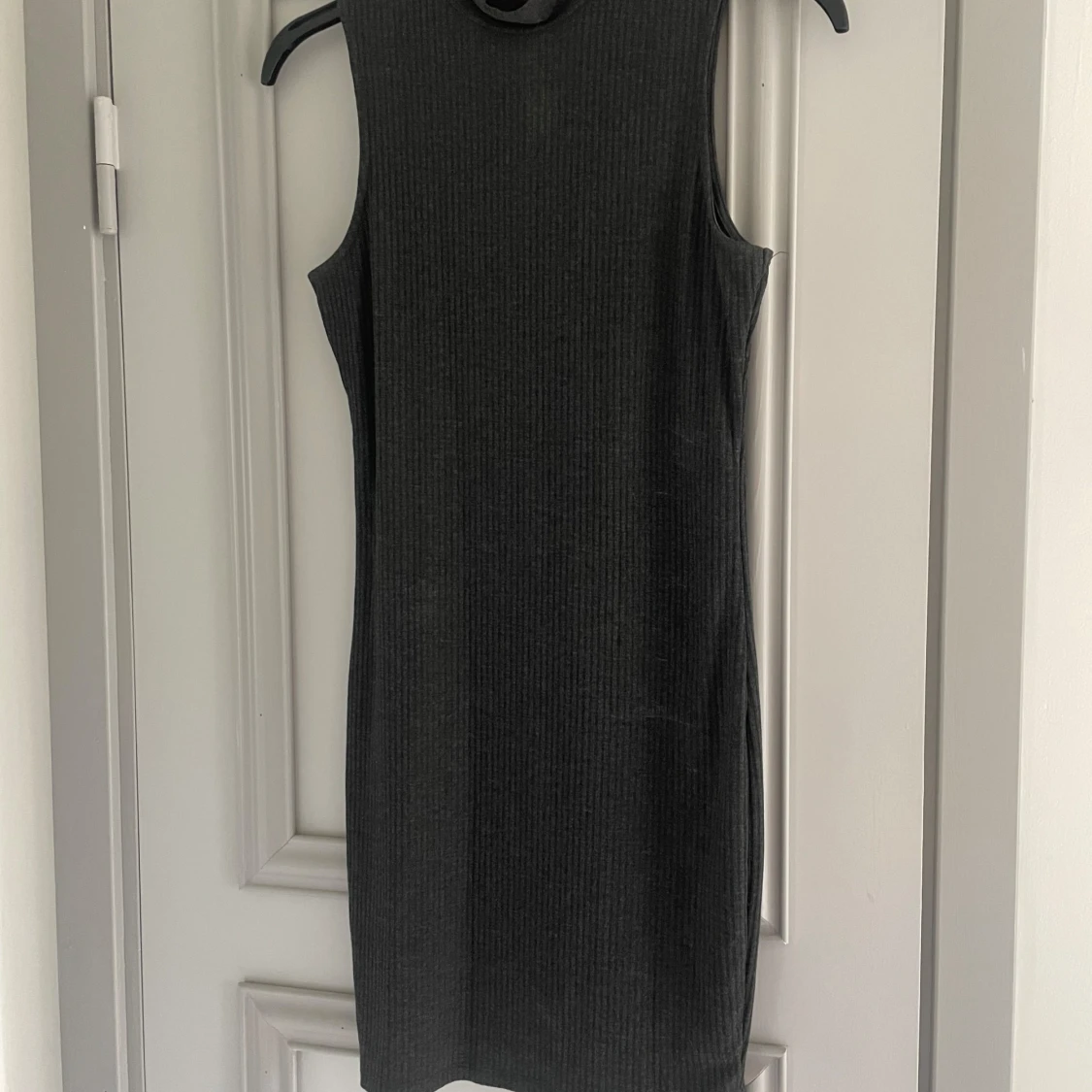 Grå ribbad klänning från Gina Tricot - 1