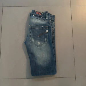 dondup jeans - skick 10/10, strlk 32, slimfit! modellen är 177cm, väger 55 ! slitning vänster ben ( hålet ) hör av er vid intresse!