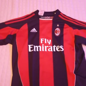 Ac milan 2011/2012 zlatan - Hej min ac milan tröja passar inte mig längre så jag tänkte att sälja den den är jätte bra kvalitet