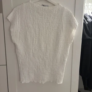 Zara tröja - Fin Zara T-shirt/topp, har användts få gånger 