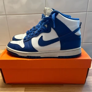 Nike Dunk High Game Royal - Säljer ett par Nike dunk High i färgen Game Royal. De är i storlek 42.5 (us 9) men passar såväl 42 som 43. Perfekta skor för året om eller som beaters nu till hösten. 250 är lägsta pris