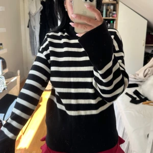 randig stickad tröja - randig stickad tröja från nakd som ej kommer till användning. fint skick. 