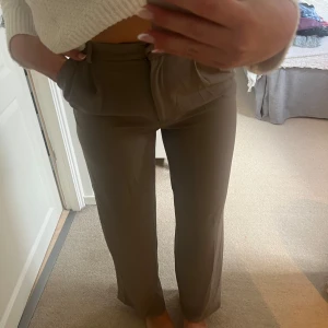 Gråa kostymbyxor  - Grå kostymbyxor från H&M. Sitter bra i längden på mig som är lång🤩🙌🏼nyskick