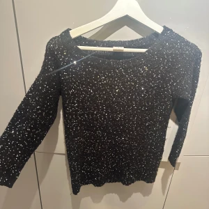 Glittrig trekvarts ärmad tröja - Glittrig trekvart ärmad tröja med små paljetter! Perfekt inför hösten och en fin tröja! Ursprungligen från vero Moda💓💓använder ej längre och aldrig använts