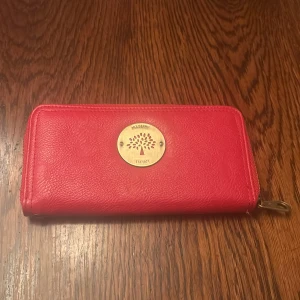 Mulberry plånbok/portmonnä - Väldigt snygg, helt ny så inga defekter, kostade 5500kr ny, i skinn material