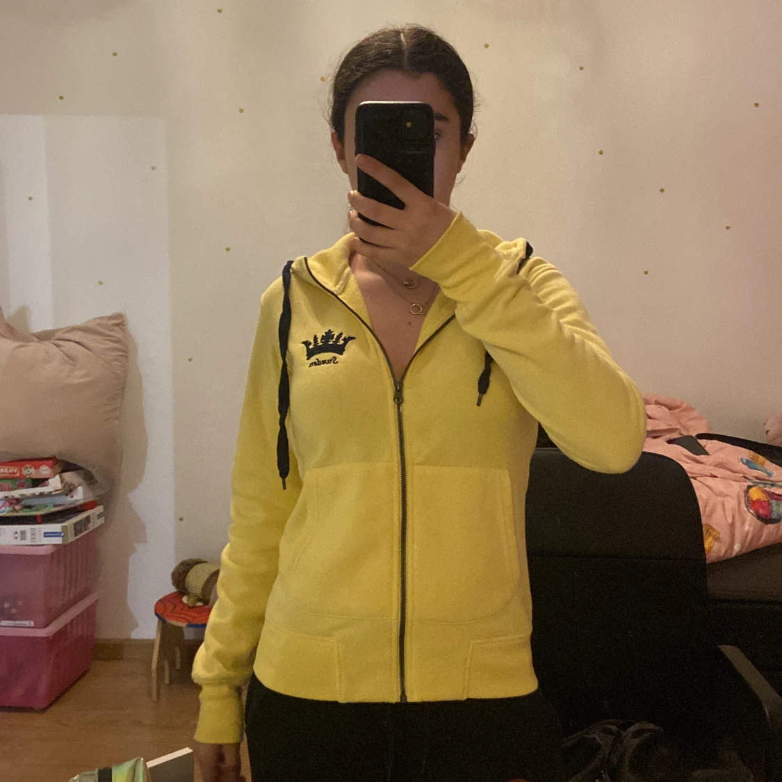 Gul hoodie från On The Peak - 93